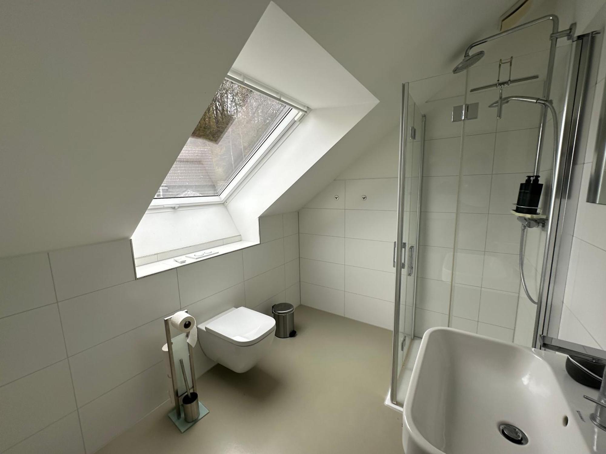 Apartment Ruhige Mit Guter Bahnanbindung Und Kuechennutzung *